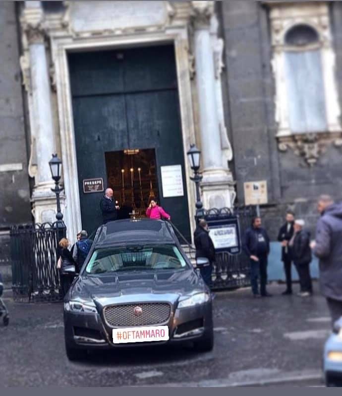 Funerali a Napoli: carro funebre Jaguar di Onoranze Funebri Tammaro davanti a una chiesa monumentale