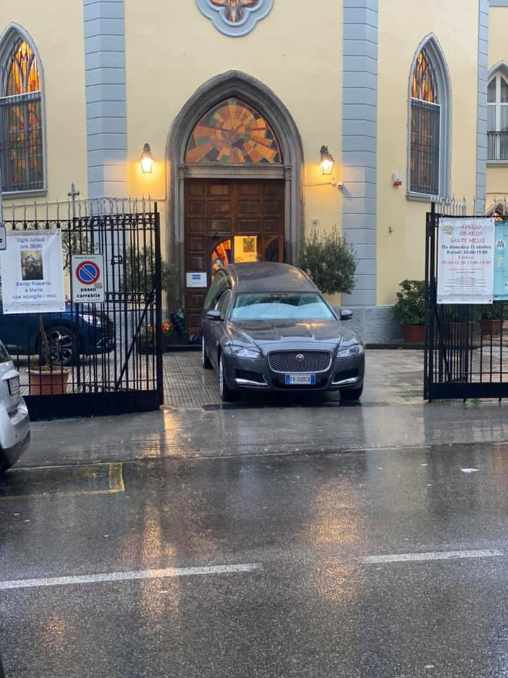 Funerali a Napoli: carro funebre Jaguar all'ingresso della chiesa per la cerimonia religiosa